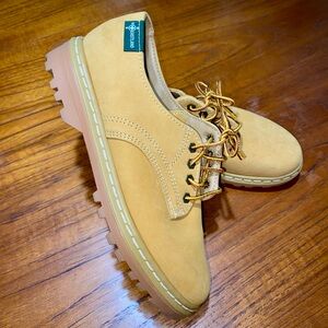 Vintage Eastland Tan Lace-Up Women’s Shoes. Made in the USA. Size 8M.